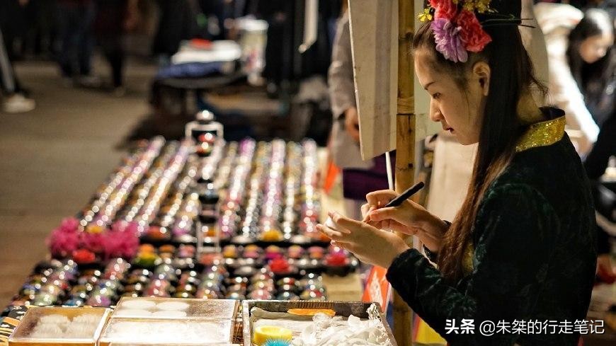 西双版纳摆地摊需要具备哪些东西,夜市摆地摊赚钱的三大技巧