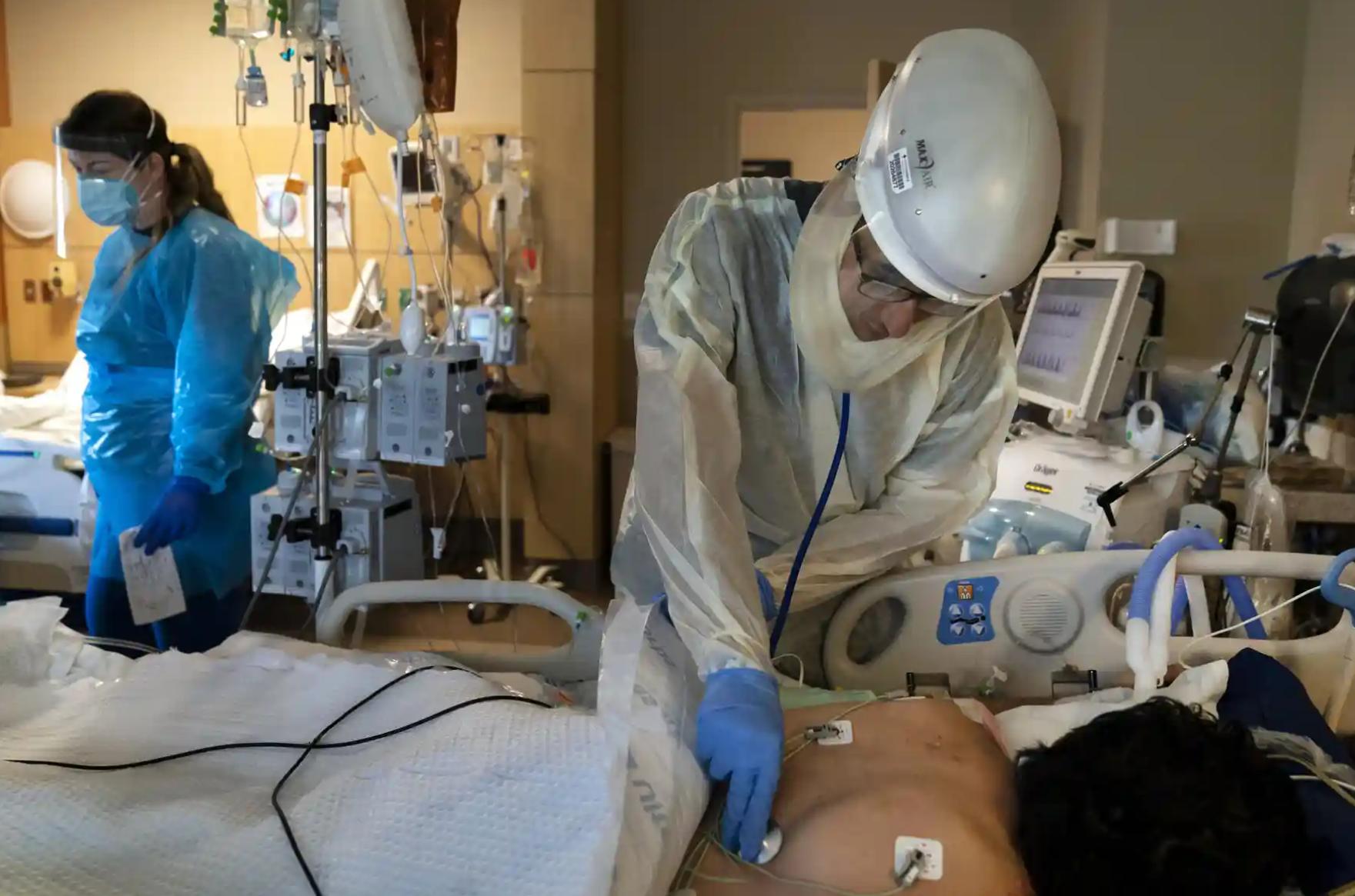 这张照片感动了全美33万人,美国网友疯传医院一张黑暗震撼照