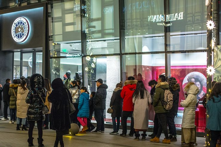 李佳琦推荐的万元羽绒衣20秒卖光，中国消费者真的“不差钱”？