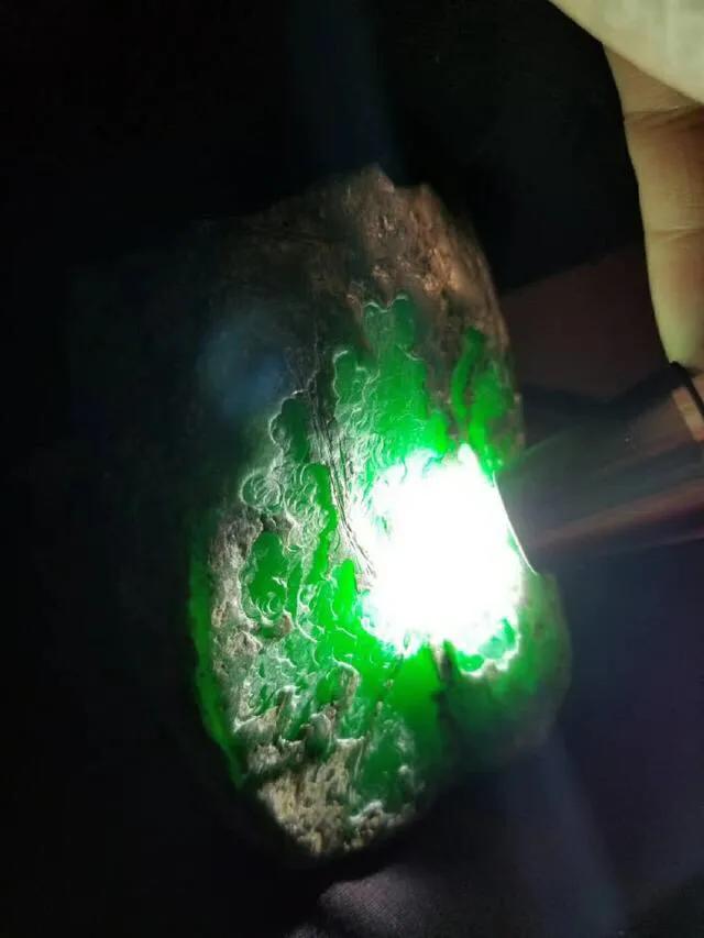 缅甸极品翡翠原石公盘,极品翡翠原石千万级帝王绿