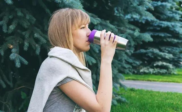 央视新闻保温杯变索命杯毒水,保温杯变索命杯毒水