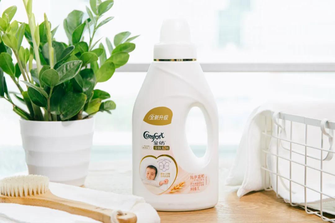 T恤穿腻了？想要时髦又遮肉，春夏白衬衫应该这么洗和这样穿