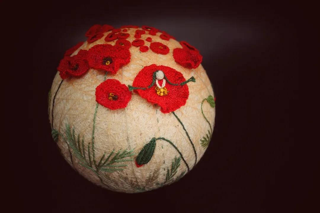 惊艳！“球上刺绣”你见过吗？她在球上绣出二十四节气，无数粉丝为之打call