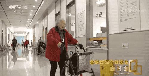 最近比较火的一个女生的照片,一张照片爆火的女孩