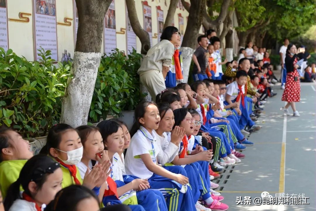 有限的场地无限的足球--新迎二小首届昆陆敦搏杯班级足球联赛开幕