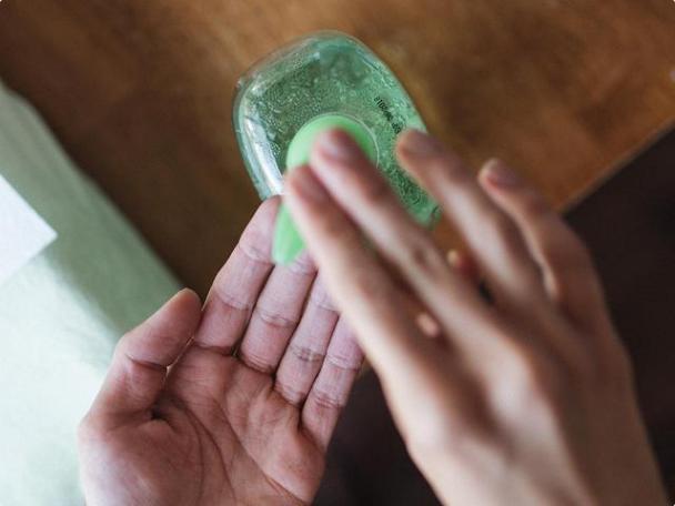 宝宝拉完臭臭要喂奶粉吗,宝宝拉完屎擦完屁屁还是臭的