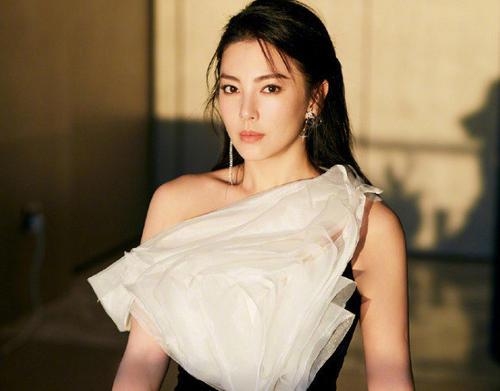 张雨绮御姐出场,张雨绮一向肤白貌美很有御姐气质