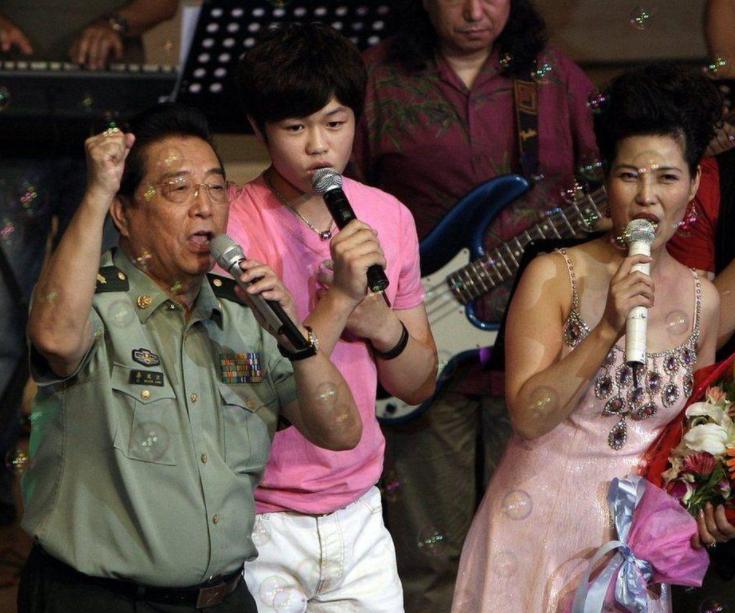 黄宏与李天一的照片,李天一的干爹黄宏现在怎样