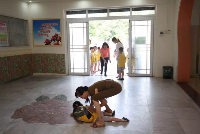 2岁孩子无理取闹怎么管教,2岁的孩子无理取闹视频