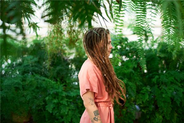 别人欠钱不还日子过得比谁好,别人欠钱不还不要了值得吗