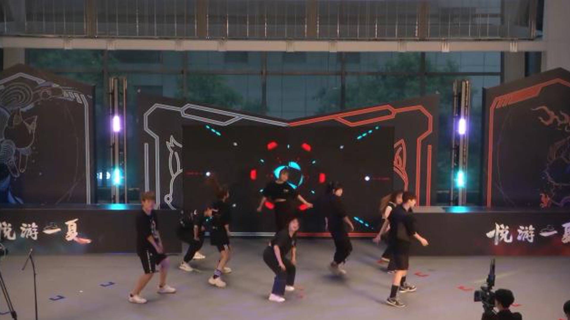 中国传媒大学如何在30秒内同台变换电竞赛事与舞台节目的拍摄直播