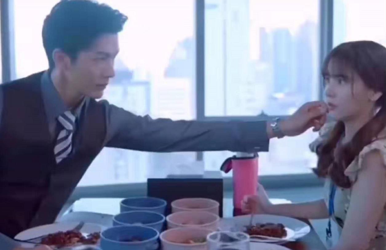 杉杉来了泰版超甜片段,杉杉来了泰版杉杉给老板擦鞋片段