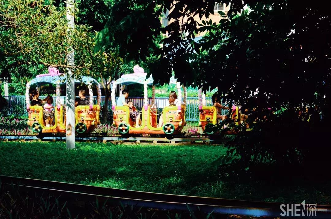 这里是东方世界,这里是东门英语怎么说