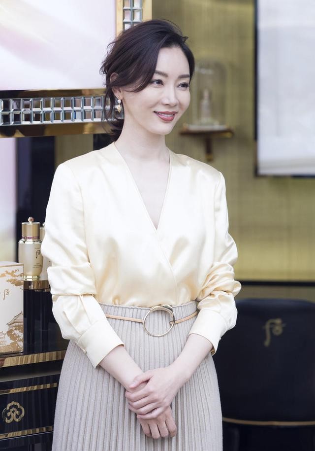 陈数知性优雅穿衣搭配图,陈数最近高级感穿搭