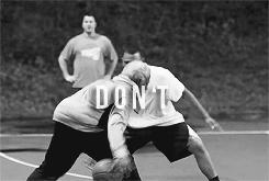 为什么有的人运球容易被断,教你如何改掉运球容易丢球和断球