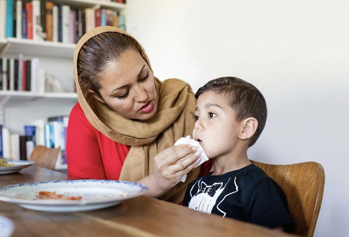 宝宝吃了固体胶水怎么办,宝宝把胶水当果冻误食