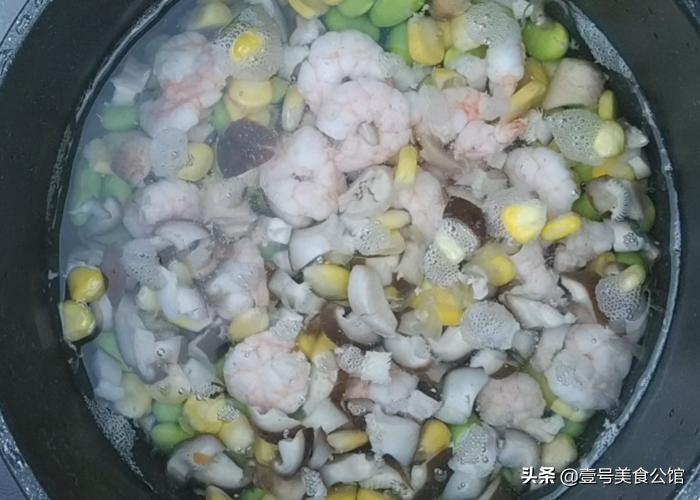 冷冻什锦虾仁蛋炒饭,懒人简单美食系列番茄虾仁炒饭