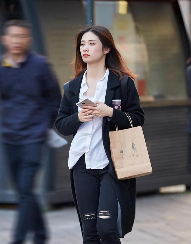 衬衣不想扎到裤子里穿法,长衬衫的多种穿法打结塞裤子