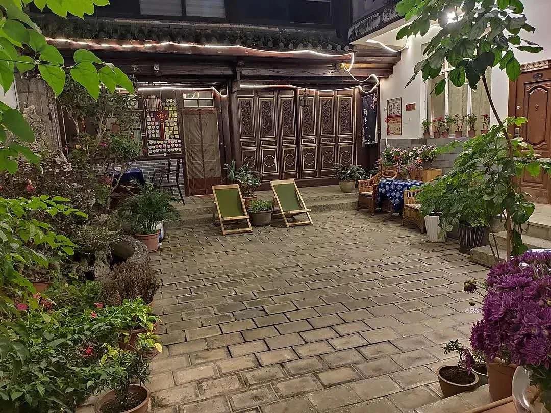 大理客栈月租百元，散步、读书、摆摊