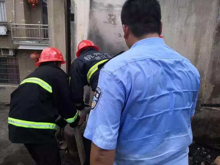 杭州一男人“脸红照”帅炸！网友看着看着就流泪了......