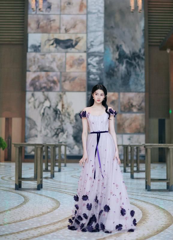 关晓彤光脚不穿袜子不怕冷,关晓彤挑战单腿站立