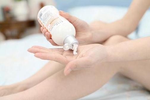 身体干燥起皮用哪种凡士林身体乳,冬天皮肤干可以涂甘油加面霜吗