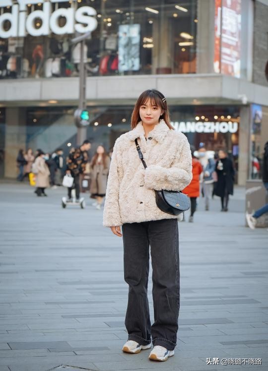 人人都有的牛仔裤怎么穿才时髦,每个人必备的牛仔裤