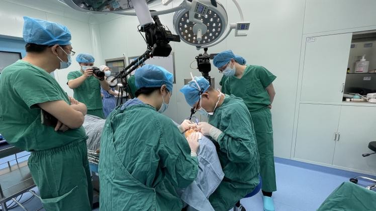 潘贰博士受邀到2021年成都美沃斯大会上作手术教学示范并分享心得
