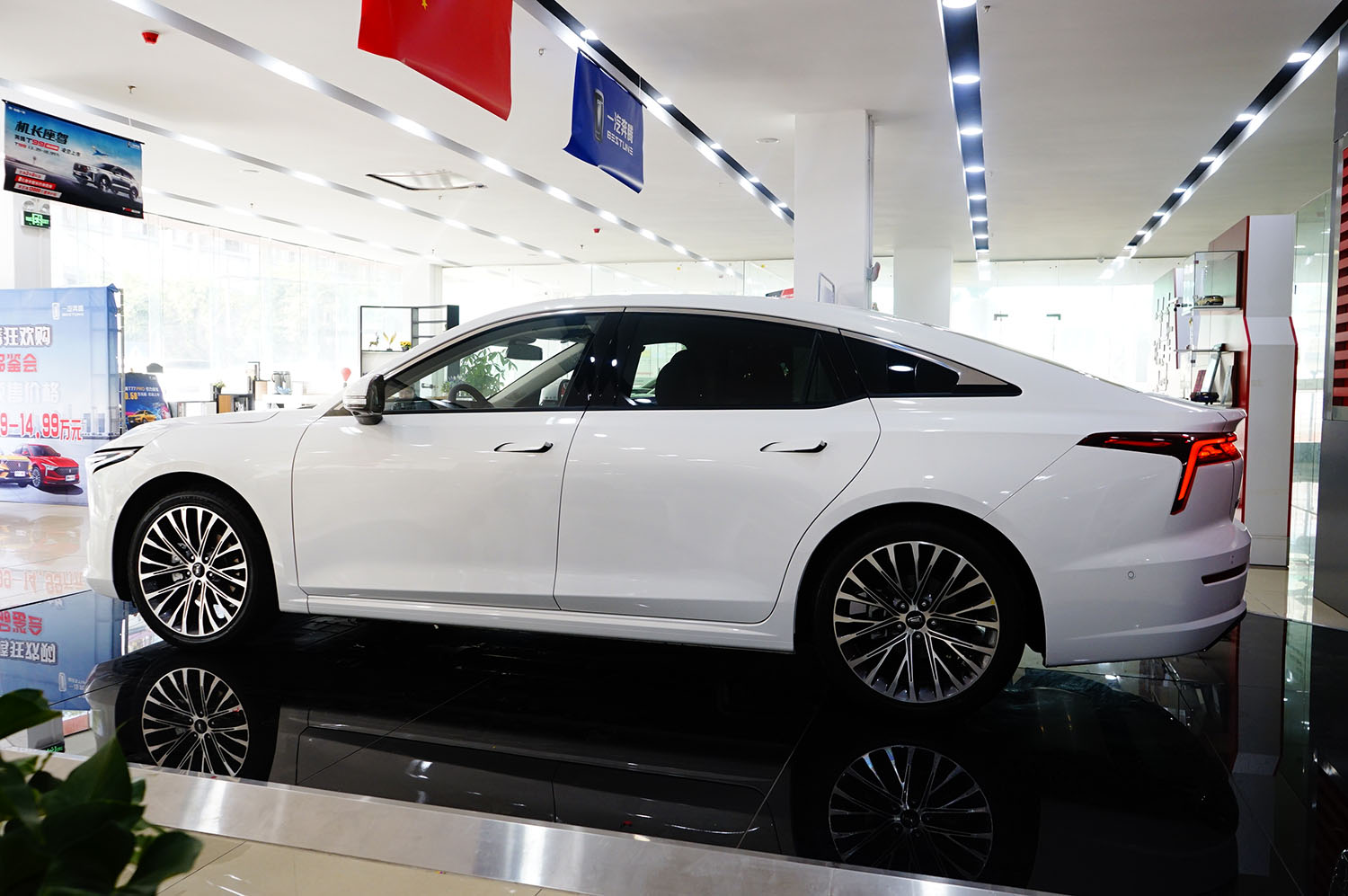 年轻人的第一辆轿跑型汽车奔腾b70,造型不错性能好的车