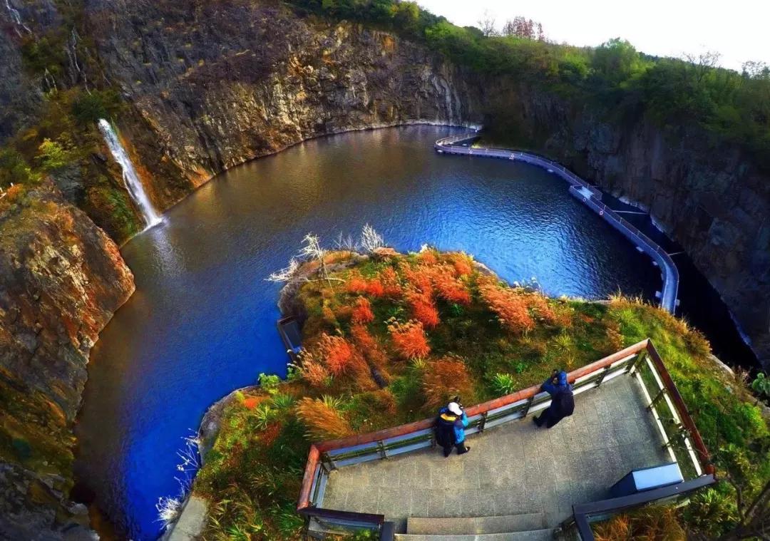 矿坑改造最美公园,矿坑改造湿地公园视频