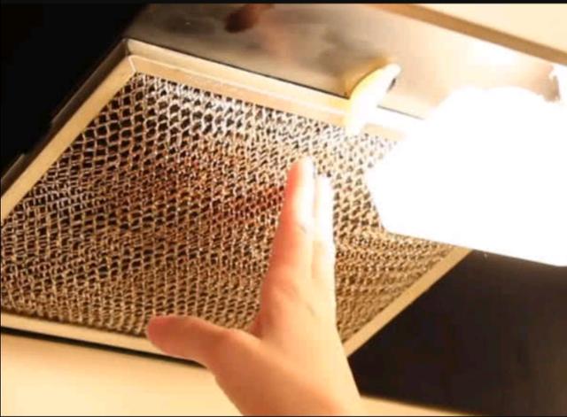 油烟机凝固的废油怎么处理,油烟机的废油别再倒掉了