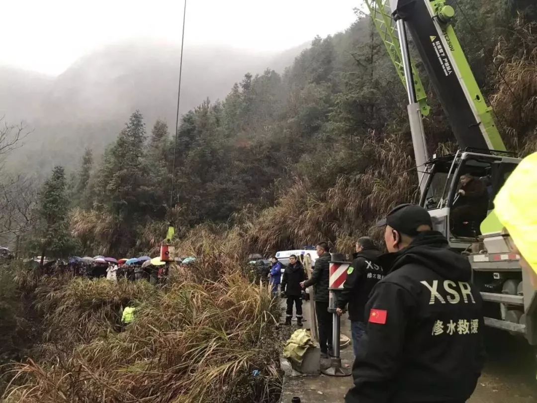 男子隐瞒真实身份被女朋友发现,男子隐瞒身份给女子开车