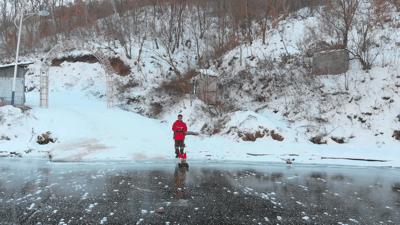 路上结冰怎么送外卖,冬天下雪路滑外卖小哥怎么送餐