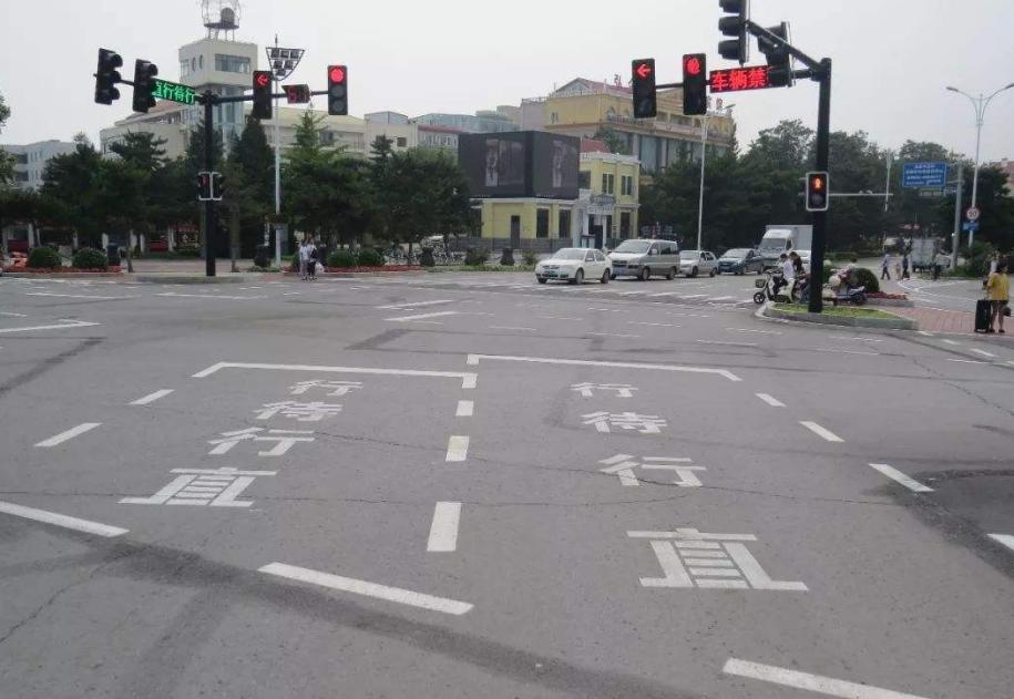 为何有人等红灯时一直踩着刹车,开车等红灯怎么踩刹车才是正确的