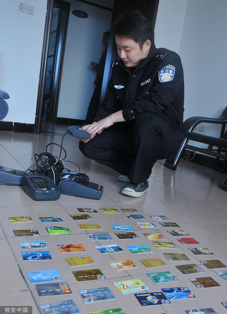 *用卡信现套**乱象：有的套现20万炒股月入数万，“业务员”称办卡送POS机