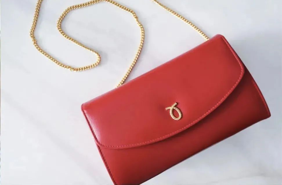 英国女王拿过的包包,英国伊丽莎白女王二世包包