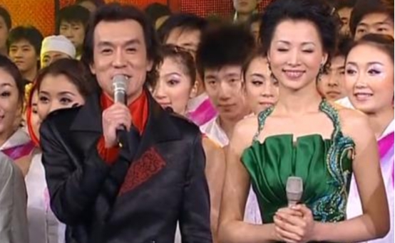 央视春晚三分钟历史回顾,央视春晚大屏幕有黑屏