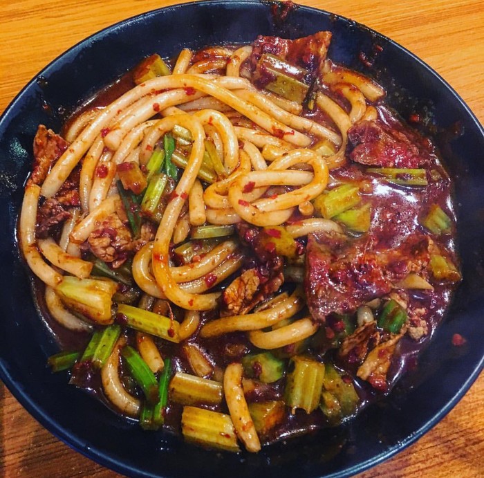 西安小伙卖小吃七天卖了上万元,西安卖炒面的小伙