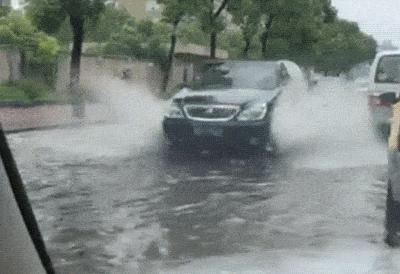 雨天开车溅人一身水可以举报吗,雨天开车溅人一身水违法