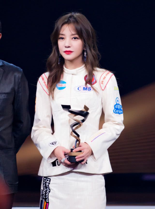 赵薇现场秀视频完整版,赵薇紧身裤穿搭