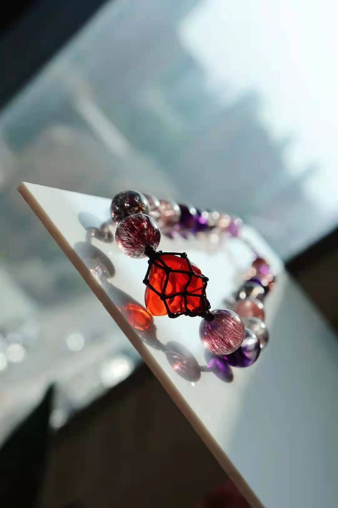 欧泊一种拥有世间所有颜色的宝石，关键还不贵