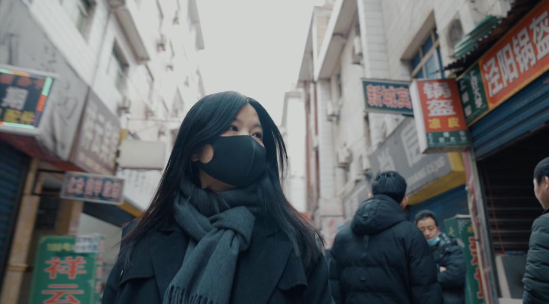 向对面出租屋射了一箭:80后妈妈王莹在城中村的实验艺术