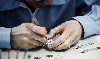 双狮表为什么只保一年,同样的日历为什么价格差太多