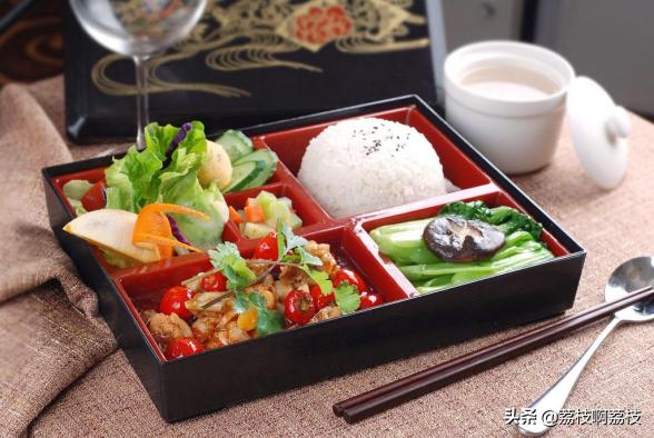 为什么痘痘总是长在同一位置上,同一个位置反复长痘痘怎么治