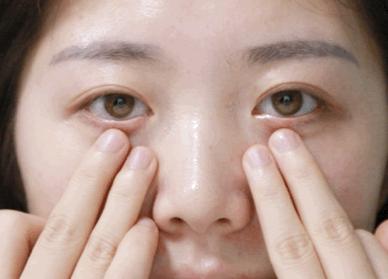 眼霜的正确涂抹手法是怎样的 (涂眼霜的正确手法到底是怎么样的)