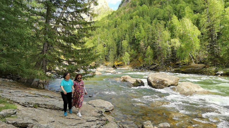 新疆天路可可托海,坐大巴从新疆去哈萨克斯坦