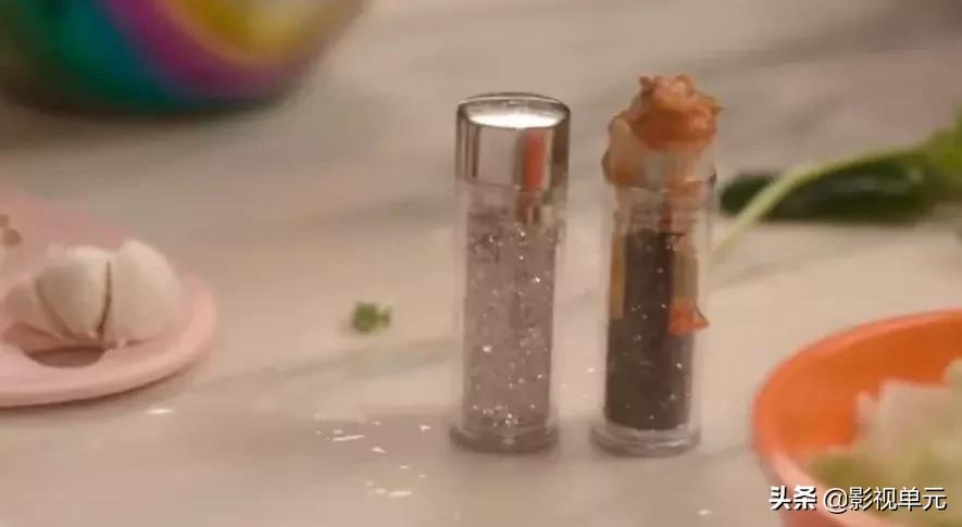 又开始炫富了？她的人生只剩下钱了