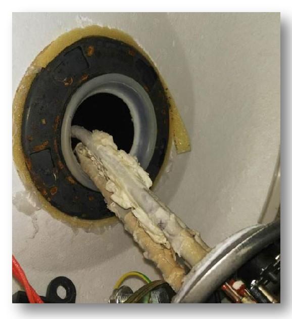 热水器镁棒的位置漏水漏电怎么办,电热水器换镁棒污垢太多会漏电吗