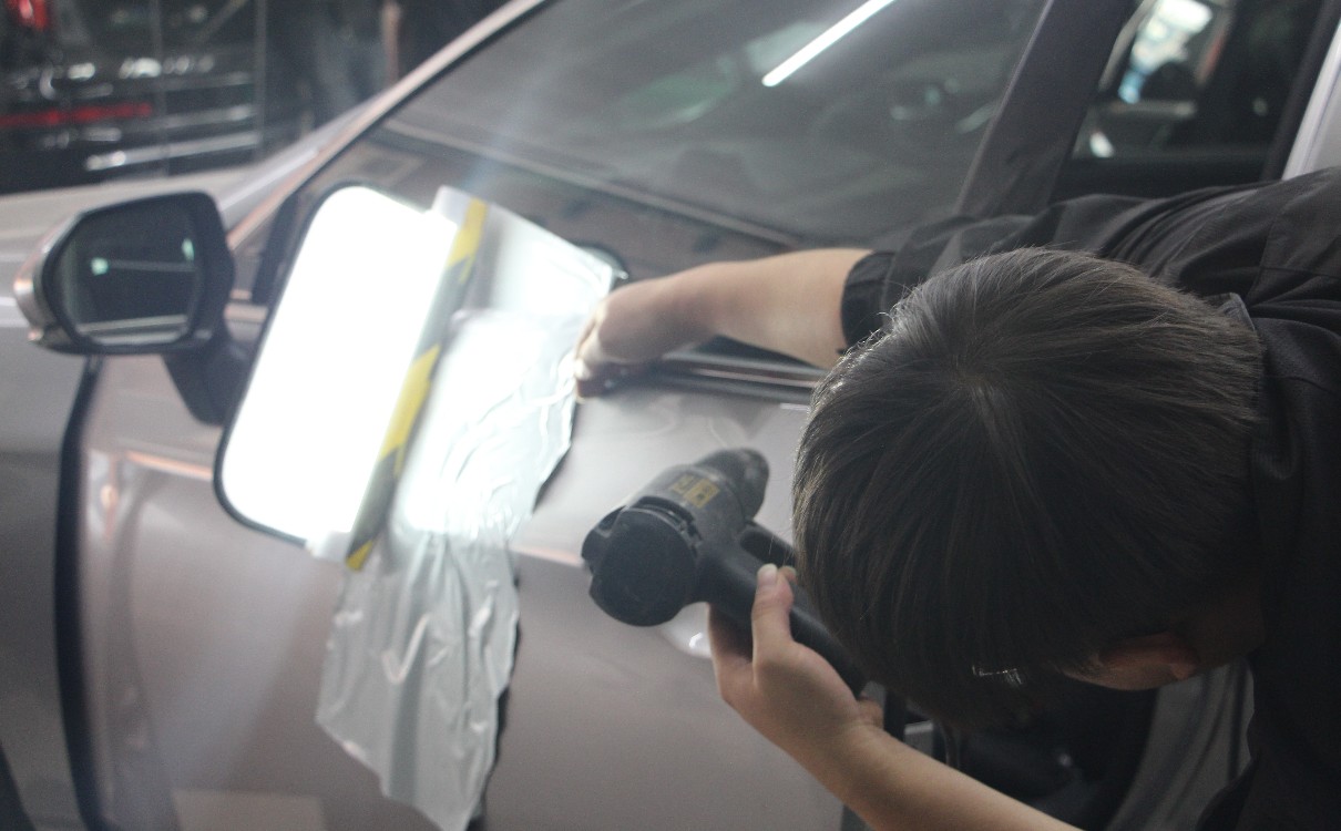 车门凹陷是钣金喷漆还是做无痕,完整车门凹陷无痕修复视频