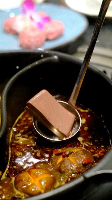 东莞首家火锅+烤肉一体涮就在万江家汇城，几百人排队等着吃